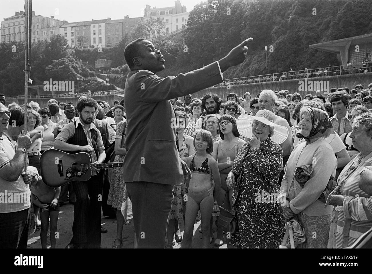 Prédicateur dans un « témoin » en plein air de l’Église apostolique, Tenby Beach, Pembrokeshire, pays de Galles, 1978. Banque D'Images