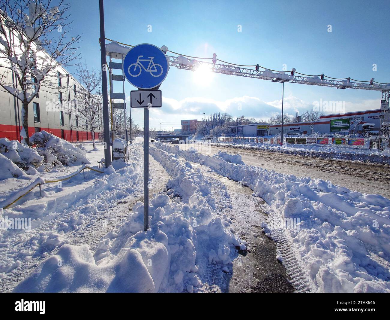 Munich, Bavière, Allemagne. 3 décembre 2023. Scènes de Munich, en Allemagne, à la suite d'un record de 44cm de neige en 24 heures qui, malgré les avertissements, ont conduit à la fermeture de l'aéroport de Munich, de son train, de son tram, et les services de bus qui ont conduit à des messages en ligne frénétiques de navetteurs bloqués et de passagers dans les gares extérieures à la recherche de conseils pour ne pas geler. Tout n’était pas négatif, avec les amateurs de sport profitant de la neige pour faire du jogging dans les forêts. (Image de crédit : © Sachelle Babbar/ZUMA Press Wire) USAGE ÉDITORIAL SEULEMENT! Non destiné à UN USAGE commercial ! Banque D'Images