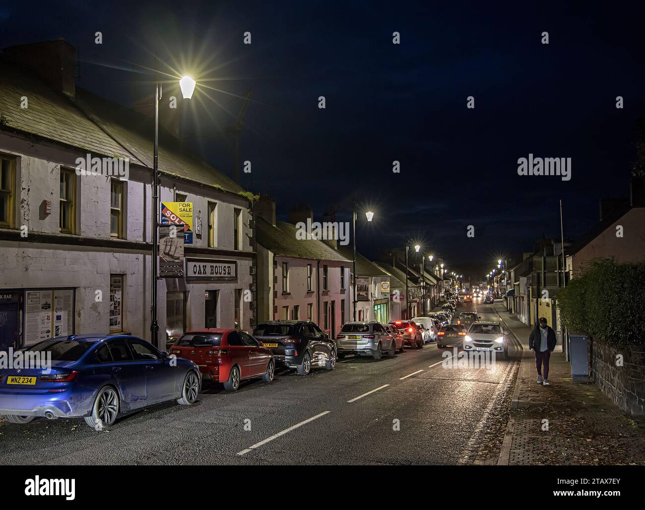 Scène de rue la nuit, Bushmills, Co. Antrim, Irlande Banque D'Images