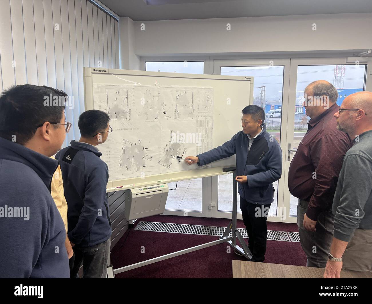 Trencin, Slovaquie. 27 novembre 2023. Les équipes chinoises et slovaques du Centre européen de recherche et technique de MESNAC (MERTC) discutent de leurs nouveaux designs à Trencin, Slovaquie, le 27 novembre 2023. POUR ALLER AVEC 'Feature : la collaboration sino-slovaque élève les normes de machines à pneus en Europe' crédit : Peter Varinsky/Xinhua/Alamy Live News Banque D'Images