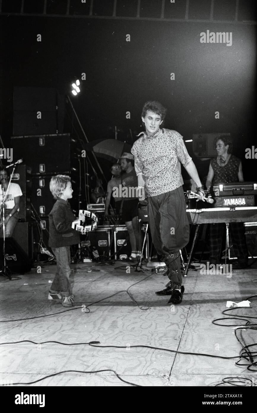 Jonathan Selby, chanteur du South African Rock Band petit Cheval sur scène avec Jethro Minnaar, Gauteng Johannesburg, Afrique du Sud, 1986. De la collection - musiciens sud-africains des années 1980 - Archives photographiques Don Minnaar Banque D'Images