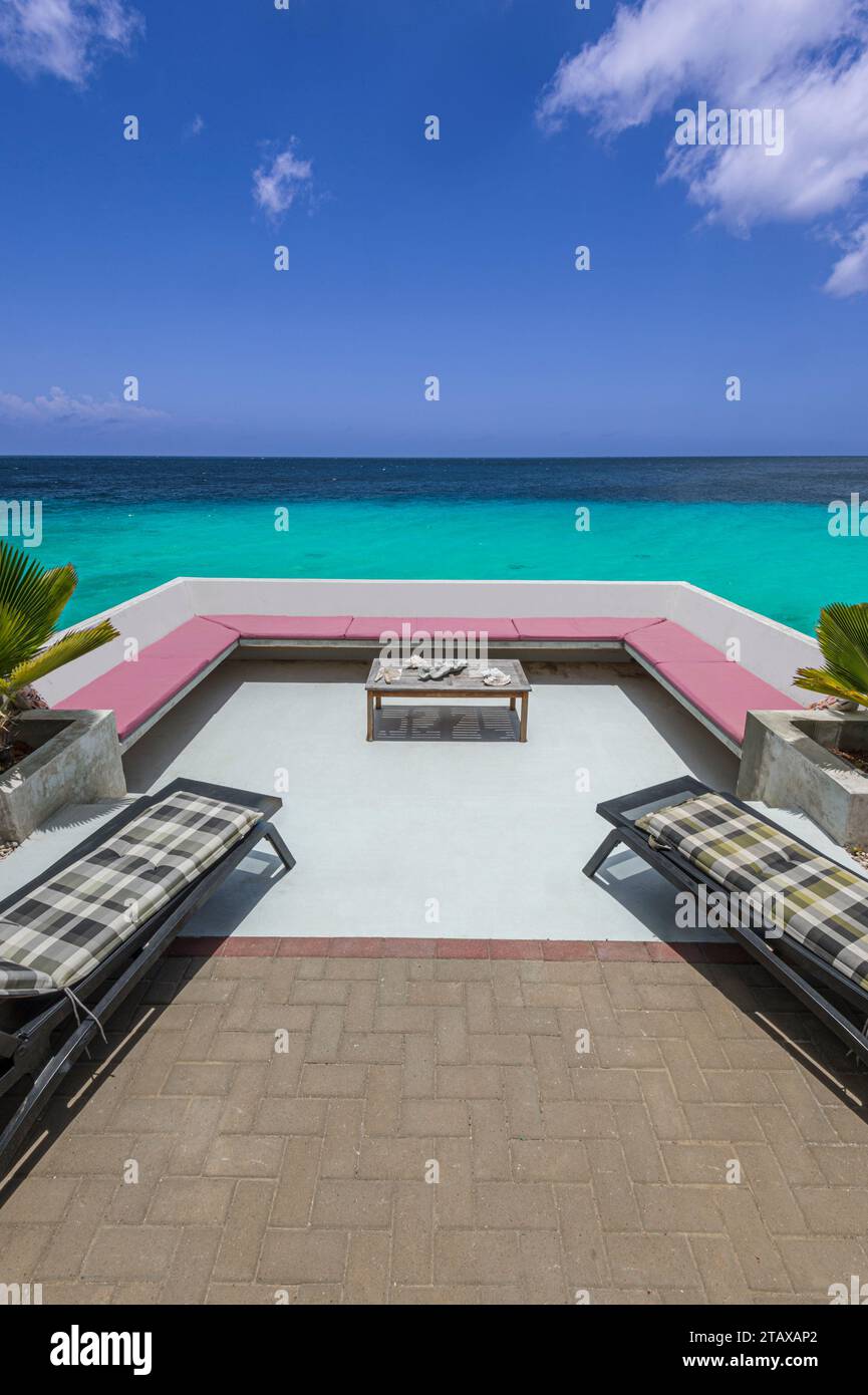 Terrasse surplombant l'océan des Caraïbes, Curaçao Banque D'Images