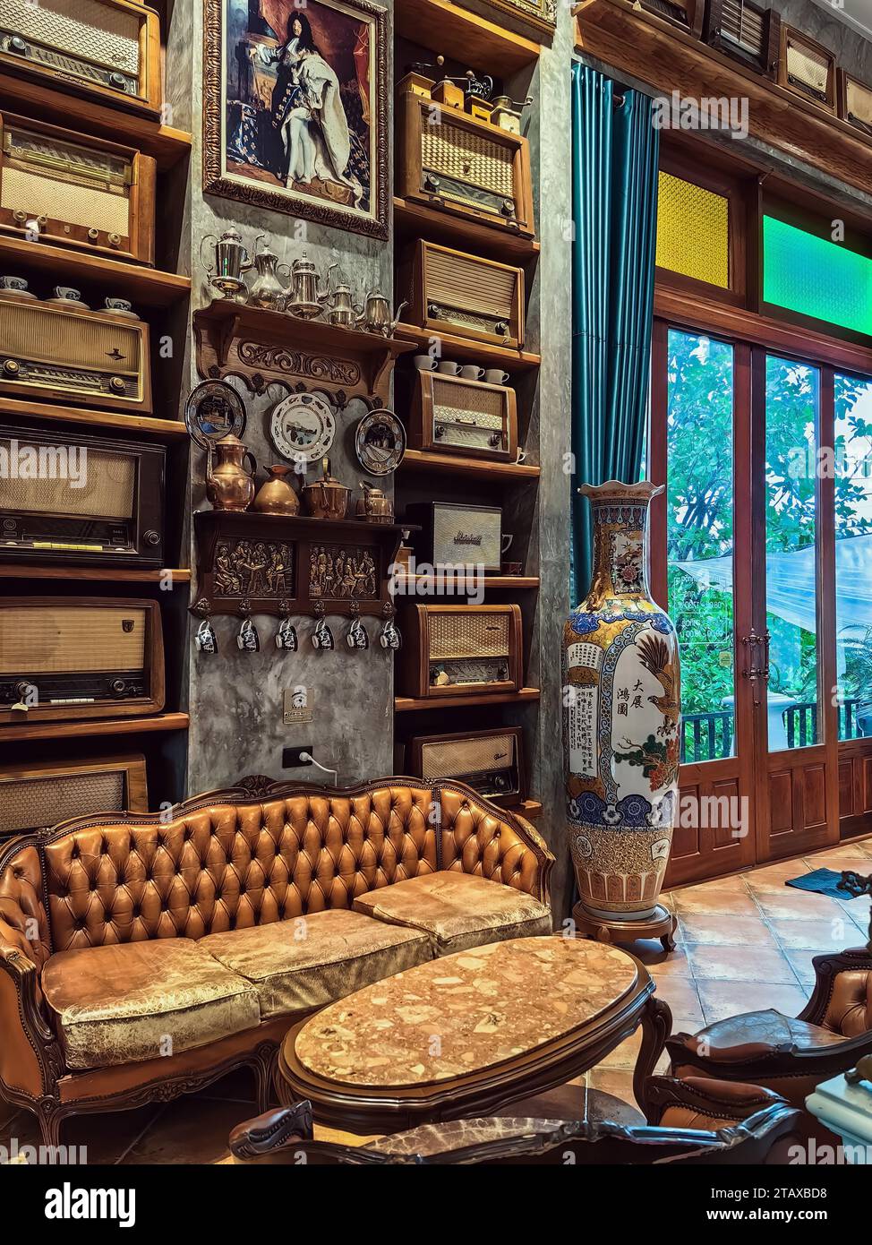 NAKHON si THAMMARAT, THAÏLANDE - NOVEMBRE 26,2023 : l'intérieur du café décoré avec de beaux objets de collection antiques et des sièges confortables parfait fo Banque D'Images