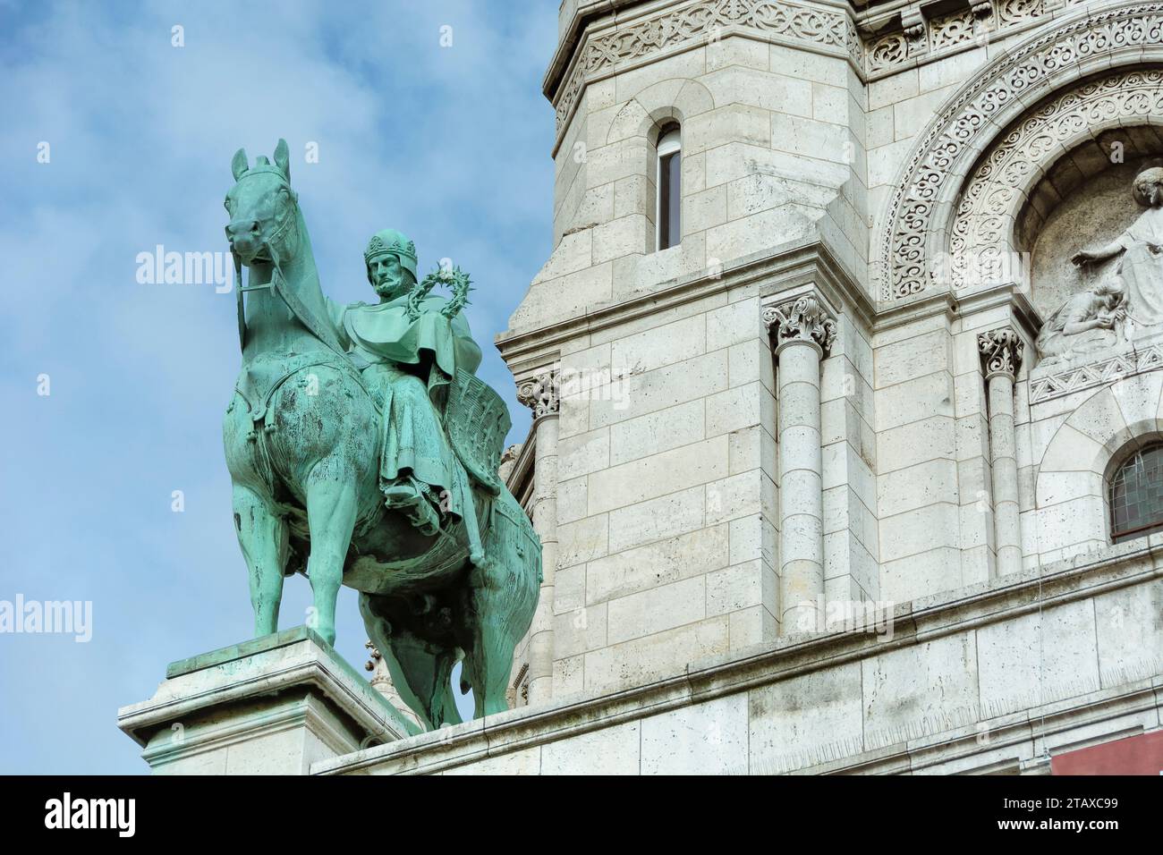 Paris, France. Sculpture d'un roi Sainte lois, chevalier croisé sur un cheval sur la façade de la basilique du Sacré-cœur. Banque D'Images