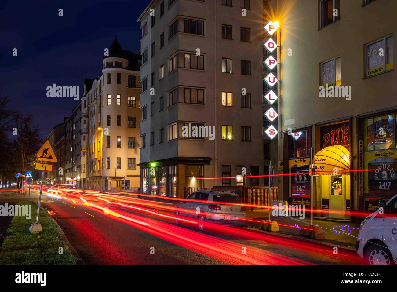 Aleksis Kiven katu vue de rue longue exposition avec traînées lumineuses et lettres du canal Populus ou lettres lumineuses dans le district de Harju à Helsinki, Finlande Banque D'Images