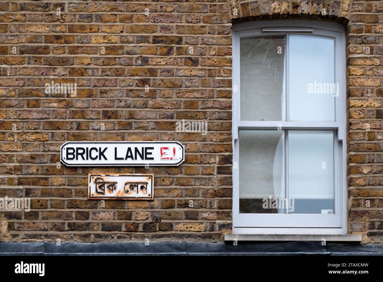 Une plaque signalétique pour Brick Lane, E1, Londres. Sous le panneau se trouve une autre plaque signalétique avec le nom de la route traduit en bengali Banque D'Images