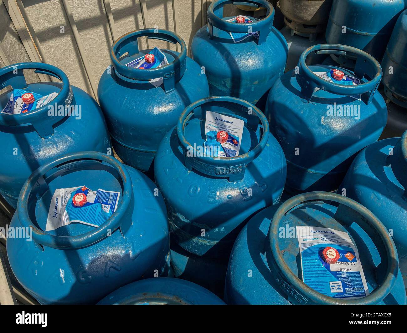 Santos City, São Paulo, Brésil. Plusieurs bouteilles de gaz bleues de la marque Utragás en vente dans un kiosque. Banque D'Images