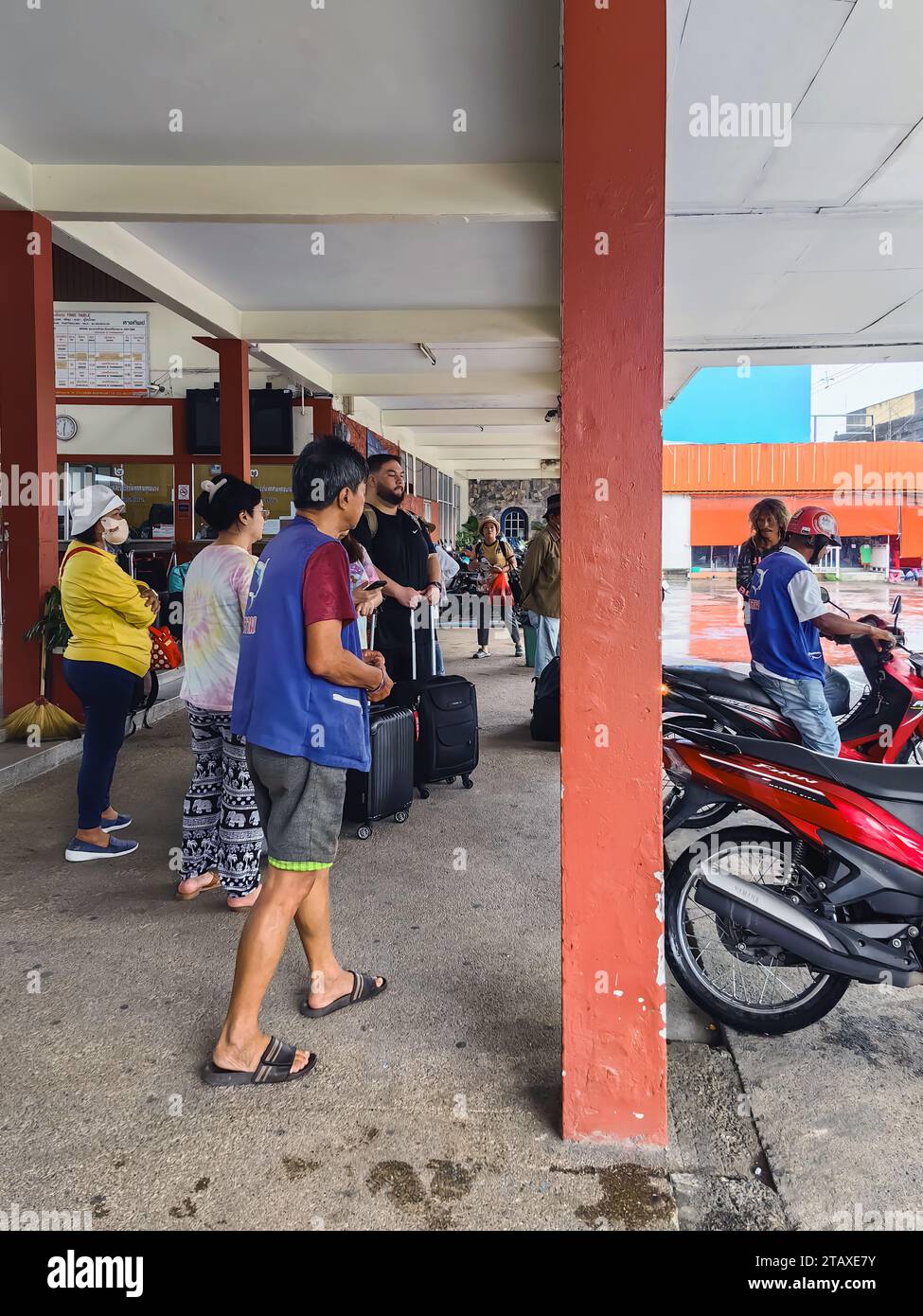 NAKHON si THAMMARAT, THAÏLANDE - NOVEMBRE 25,2023 : passagers et touristes non identifiés et atmosphère sur les plates-formes de NAKHON si THAMMARAT rai Banque D'Images