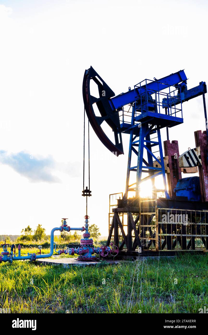 Plate-forme pétrolière active fonctionnant au lever ou au coucher du soleil. Extraction des ressources, crise pétrolière Banque D'Images