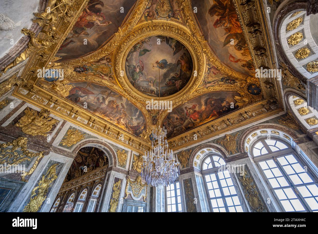 Vue depuis le salon de la paix dans la Galerie des glaces Galerie des glaces, Château de Versailles - 29 juillet 2022 Banque D'Images