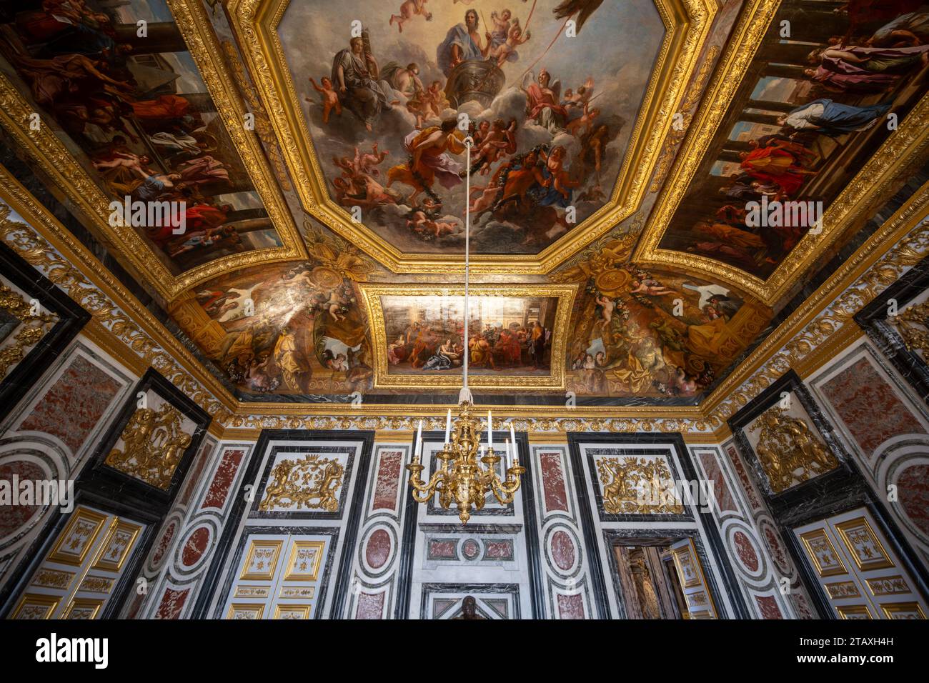 Vue depuis le salon de la paix dans la Galerie des glaces Galerie des glaces, Château de Versailles - 29 juillet 2022 Banque D'Images