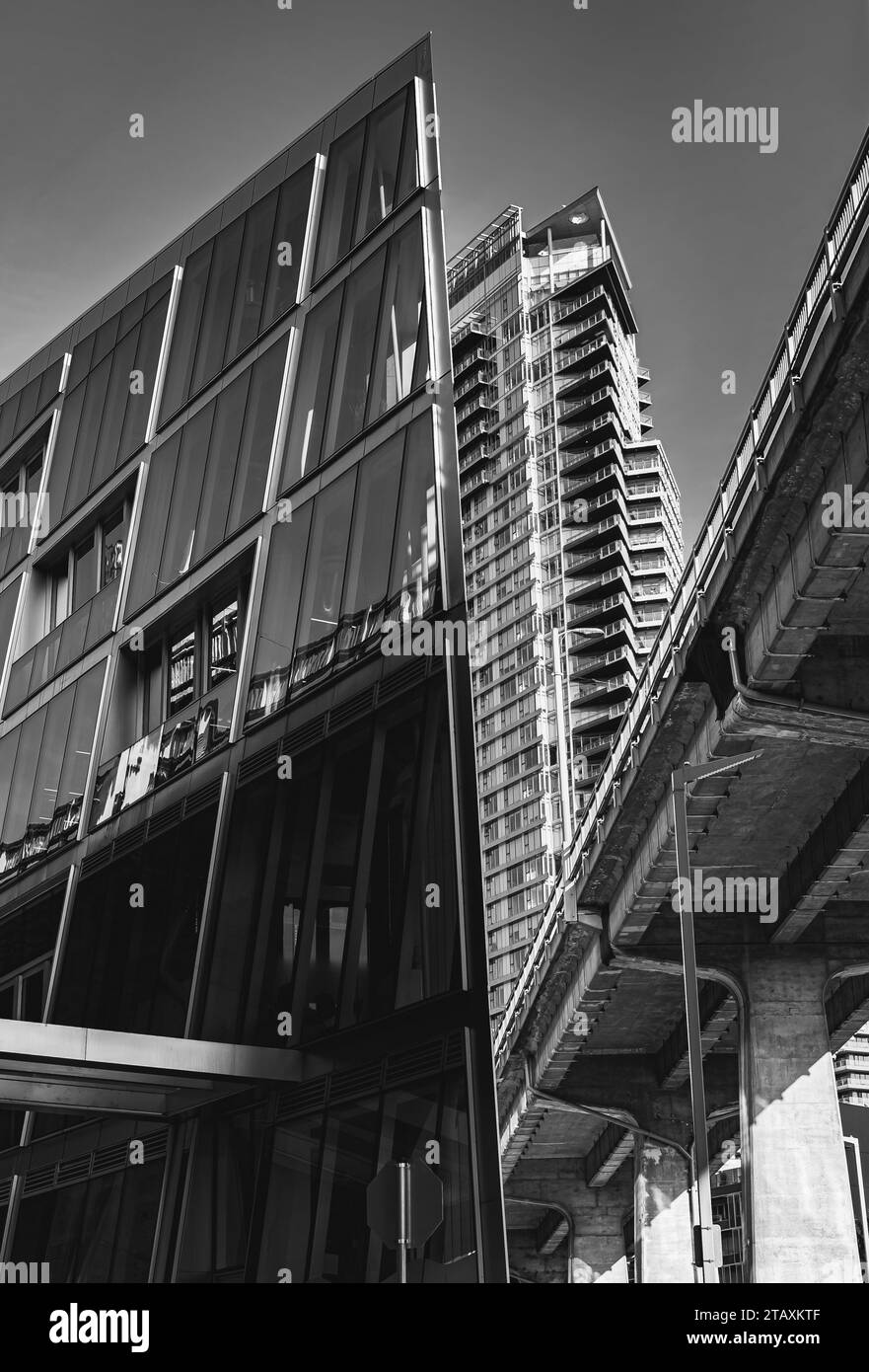 Horizon urbain avec gratte-ciel. Immeubles de bureaux de grande hauteur à Vancouver Canada. Photo noir et blanc. Belle architecture moderne du bâtiment. Banque D'Images