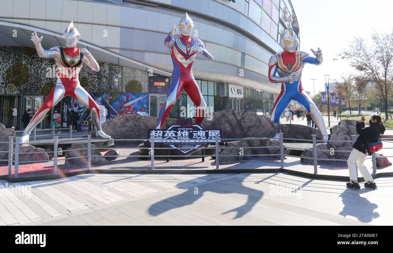 Shanghai, Chine. 03 décembre 2023. Une sculpture de 5 mètres des héros cosmiques Ultraman Tiga, Ultraman Dyna et Ultraman Gaia se tient sur la place extérieure d'un centre commercial à Shanghai, en Chine, le 2 décembre 2023. (Photo Costfoto/NurPhoto) crédit : NurPhoto SRL/Alamy Live News Banque D'Images