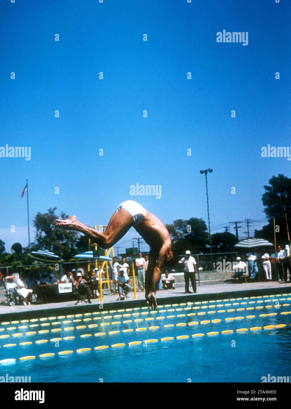 LOS ANGELES, CA - JUILLET 20 : Joaquin Capilla (1928-2010) du Mexique fait sa plongée lors des championnats nationaux de plongée senior masculins de l'A.A.U. le 20 juillet 1955 à Los Angeles, Californie. (Photo de Hy Peskin) *** Légende locale *** Joaquin Capilla Banque D'Images