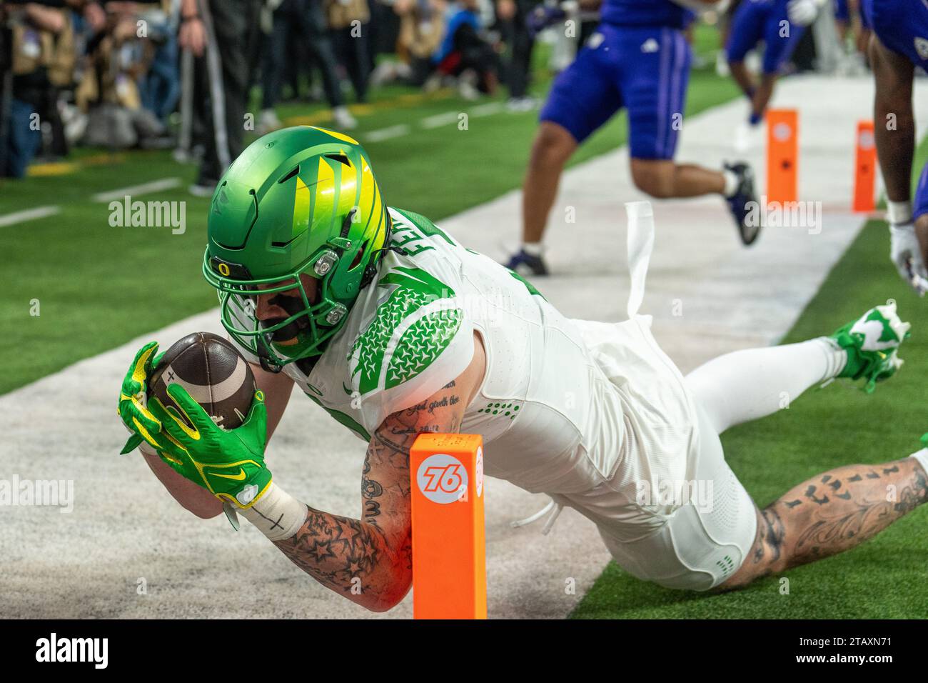 Oregon Tight End Terrance Ferguson (3) attrape le ballon pour un touchdown lors du match de championnat PAC-12 2023 entre les Huskies de Washington et l'Or Banque D'Images