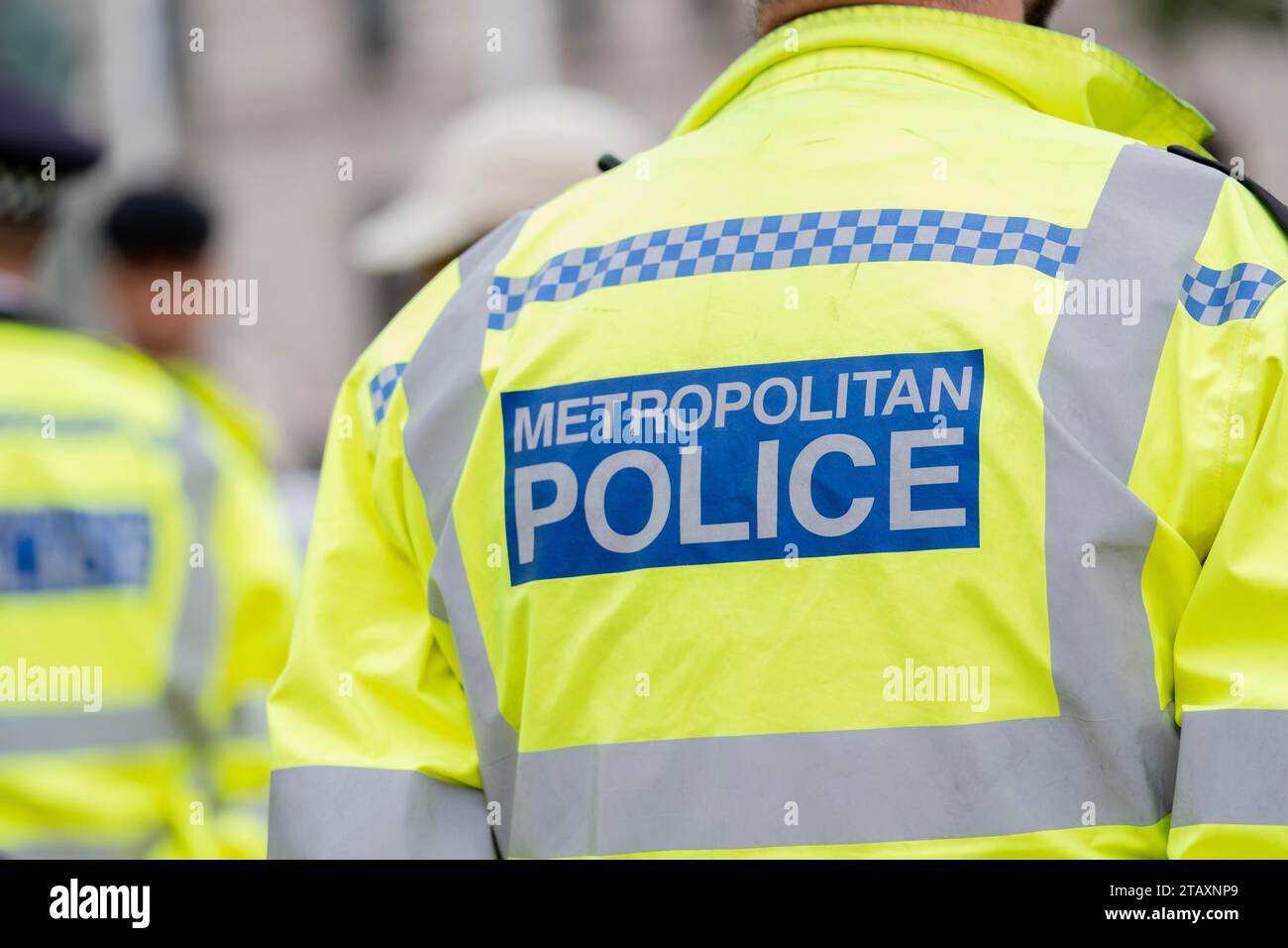Metropolitan police signe au dos d'une veste haute visibilité portée par les policiers surveillant une manifestation de protestation dans la rue à Londres. Banque D'Images