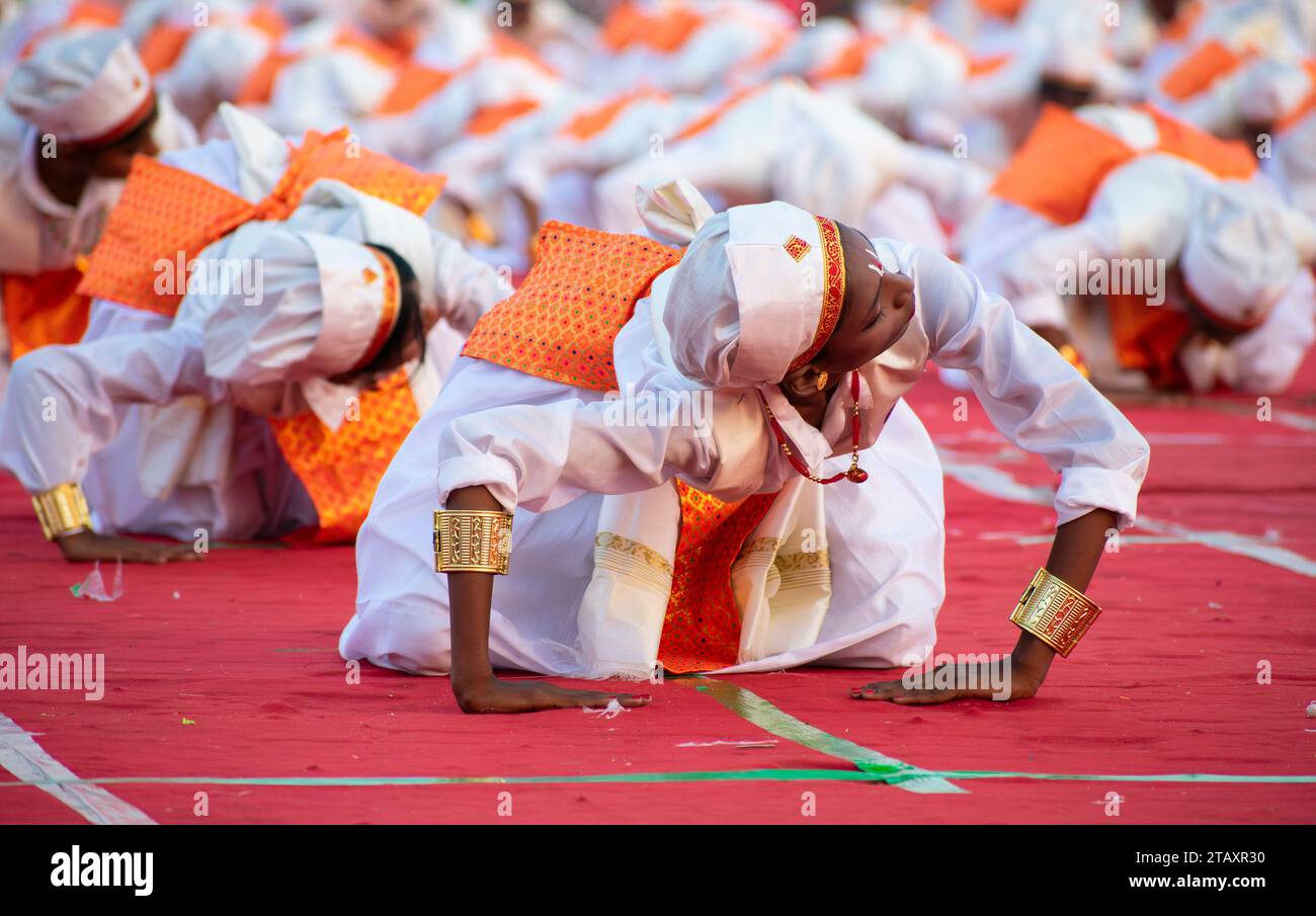 Des centaines d'enfants participent à un programme culturel lorsqu'ils jouent Sattriya Dance lors d'un événement précédant l'anniversaire de la mort de Babasaheb Ambedkar, le 3 décembre 2023 à Guwahati, Assam, en Inde. Bhimrao Ambedkar était le père de la Constitution indienne. Crédit : David Talukdar/Alamy Live News Banque D'Images