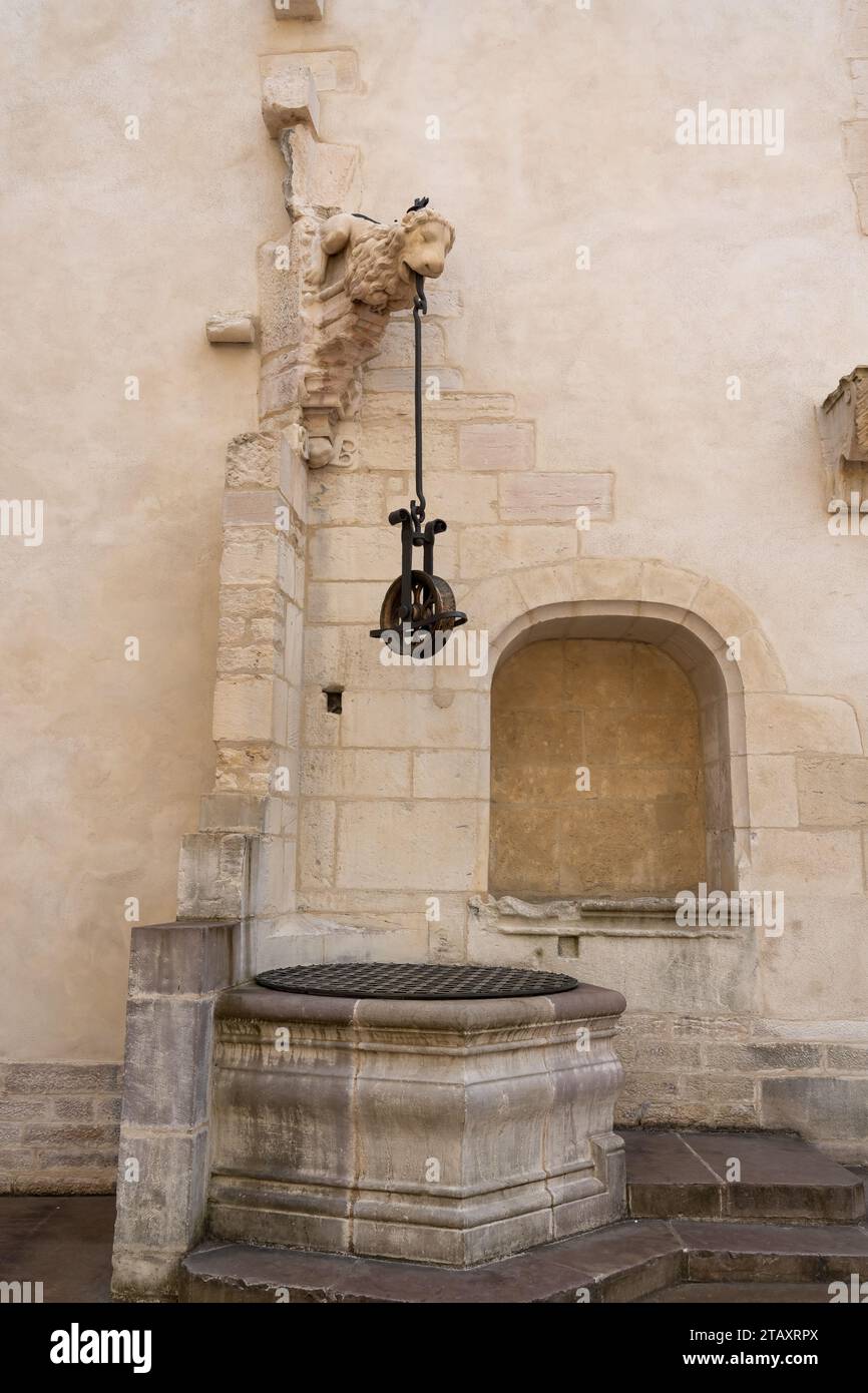 grand bâtiment médiéval construit en briques Banque D'Images