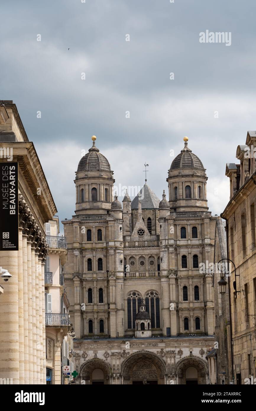 grand bâtiment médiéval construit en briques Banque D'Images