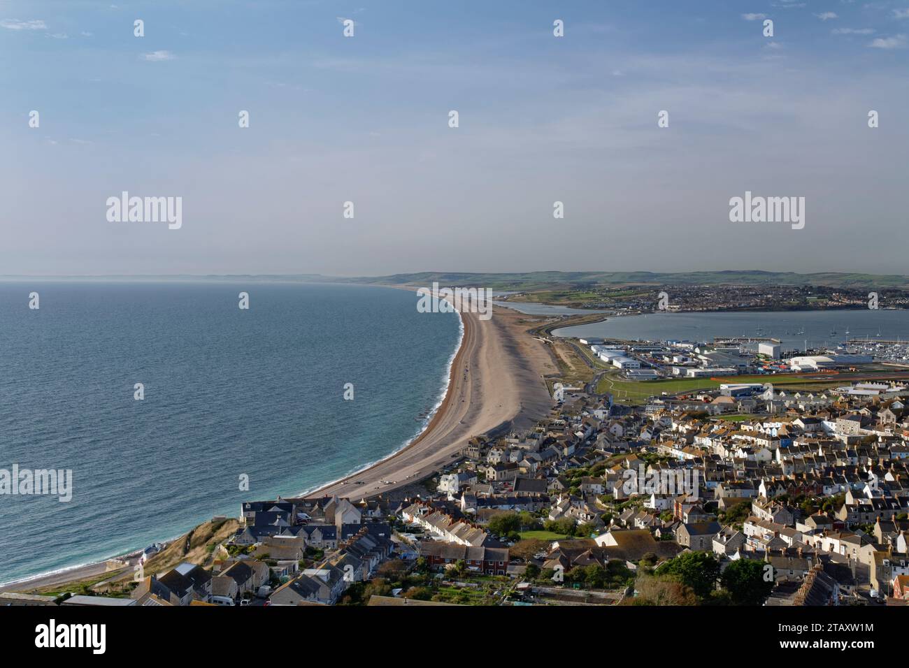 Vue d'ensemble de Castletown et Chesil Beach depuis Portland Heights, l'île de Portland, Dorset, Royaume-Uni, octobre 2023. Banque D'Images