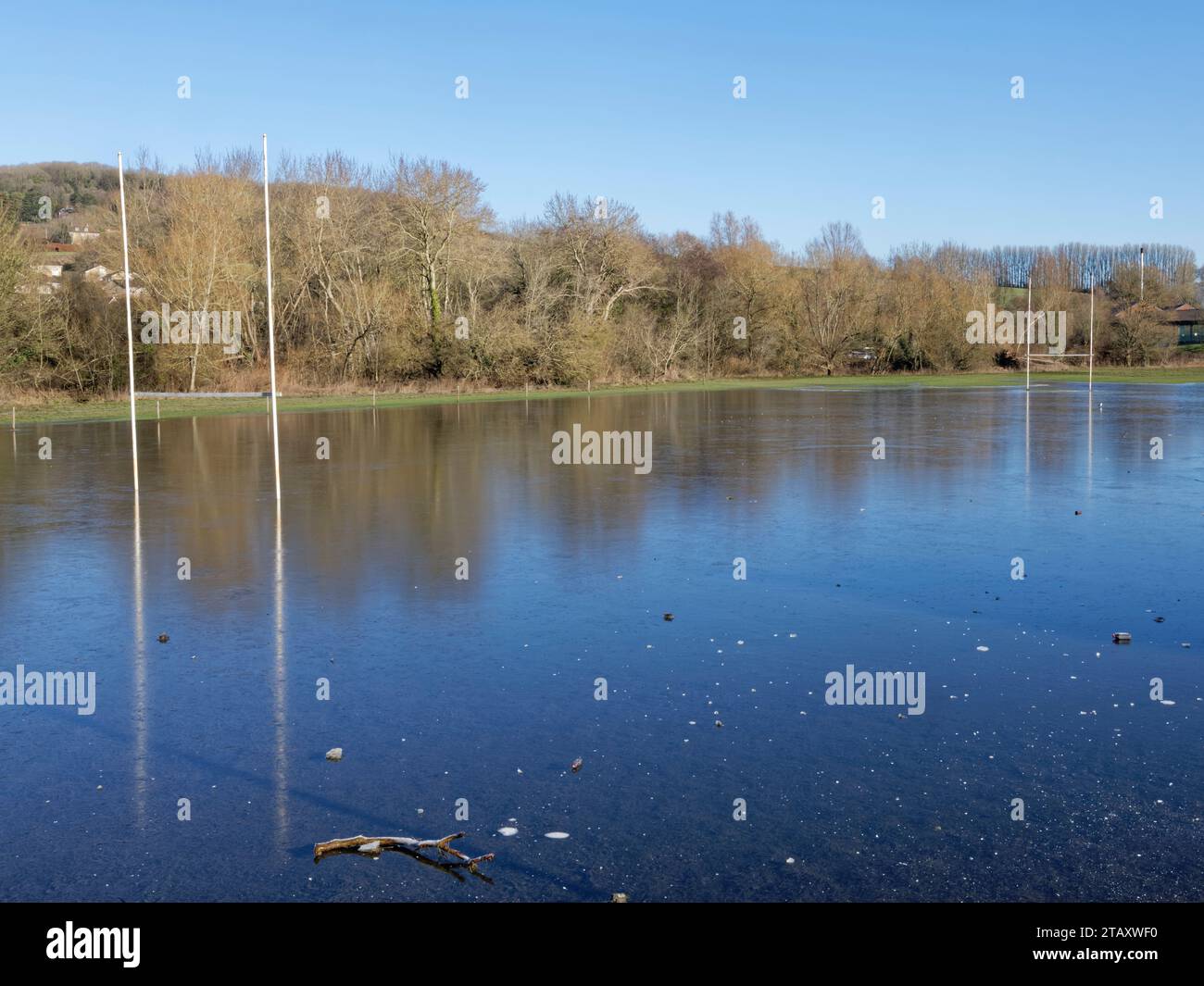 Avonvale Rugby Ground inondé et gelé après de fortes pluies hivernales et un temps froid, Bathampton, Bath et le nord-est du Somerset, Royaume-Uni, janvier 2023. Banque D'Images