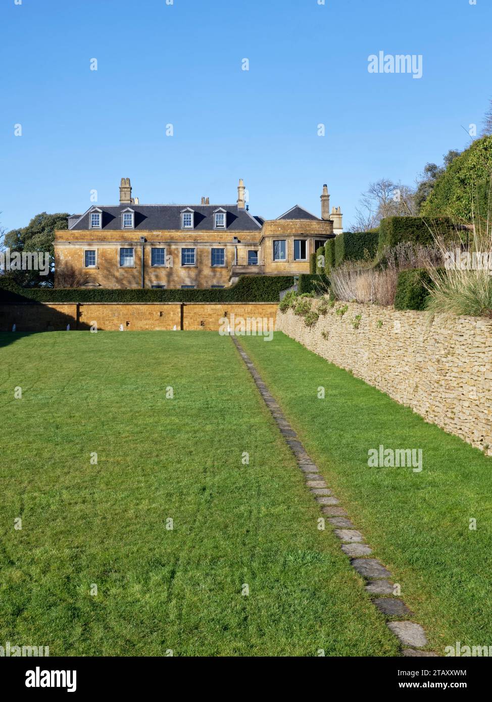 The long Walk and Hadspen House, The Newt, Bruton, Somerset, Royaume-Uni, janvier. Banque D'Images