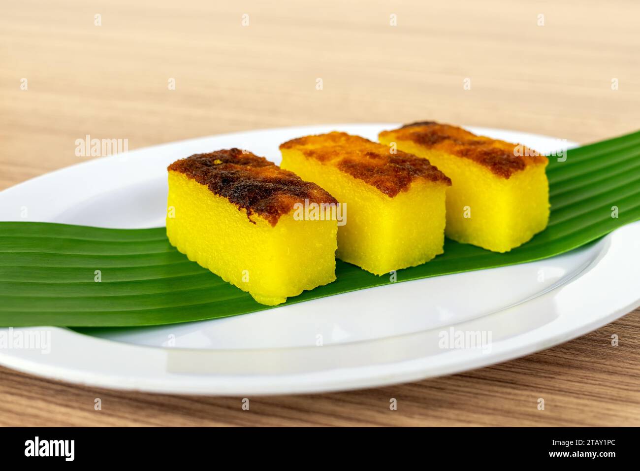 Dessert malaisien kuih bingka ubi ou gâteau au manioc cuit au four Banque D'Images