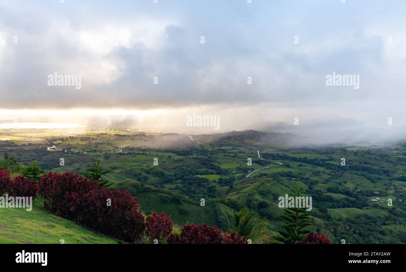 Montana Redonda, République dominicaine. Photo de paysage de montagne prise un matin pluvieux et ensoleillé Banque D'Images