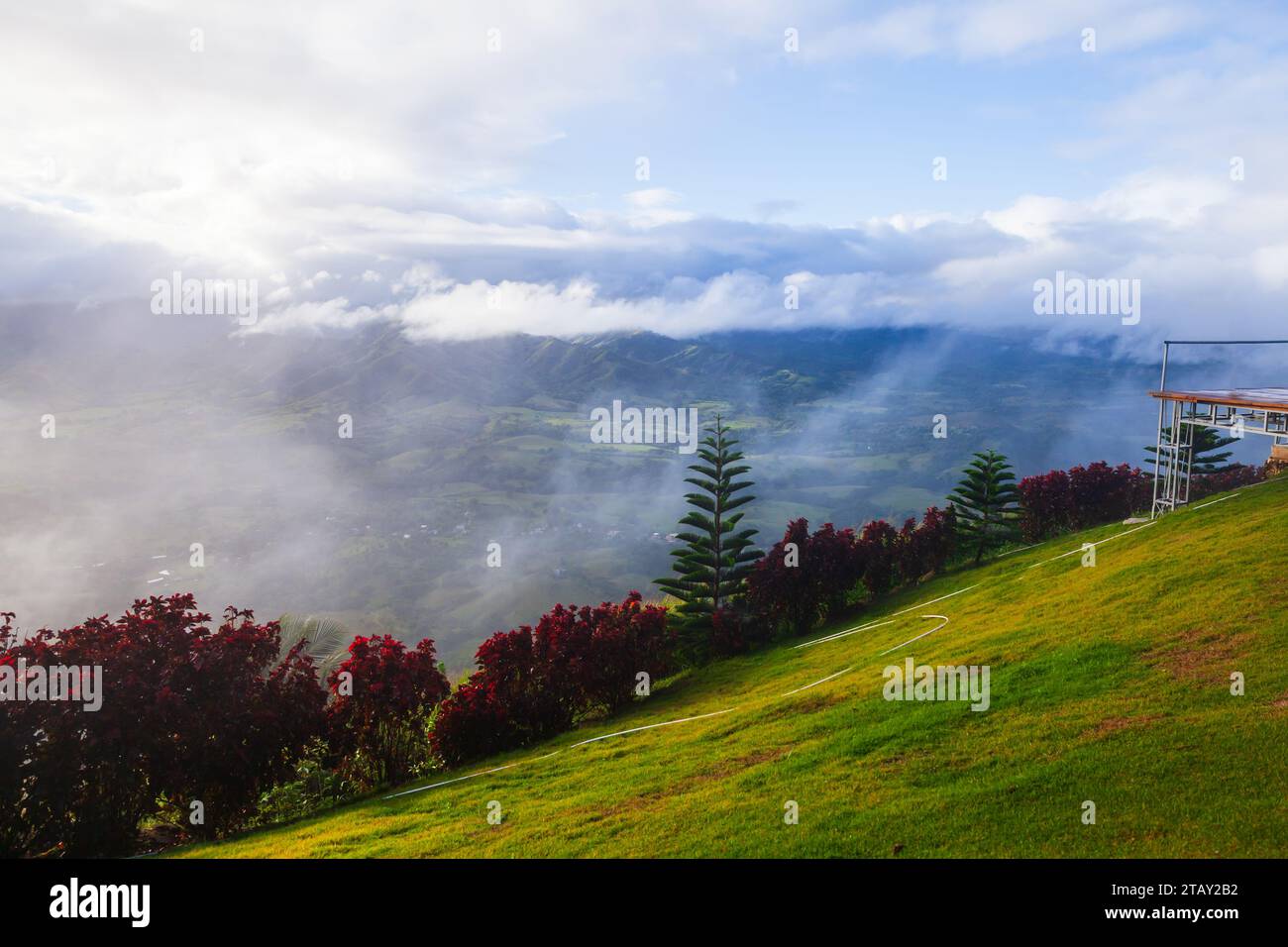 Montana Redonda, République dominicaine. Photo de paysage de montagne prise un matin ensoleillé nuageux Banque D'Images