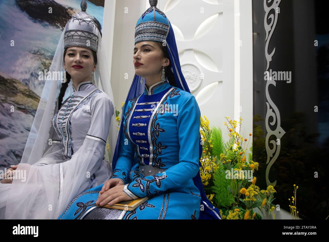 Moscou, Russie. 3 décembre, 2023.des femmes en costumes nationaux traditionnels sont assises sur le stand de la République d'Adygée pendant l'exposition internationale Russia Expo et forum au centre d'exposition VDNKh à Moscou, Russie Banque D'Images
