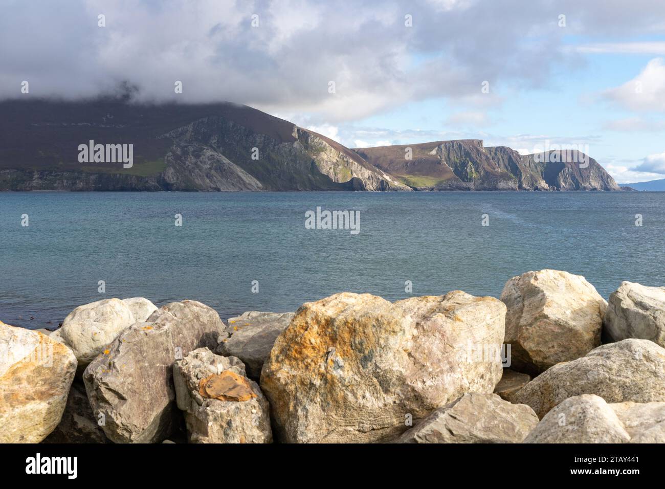 Menawn Cliffs, Keel Beach, Slievemore, Achill Island, Mayo, Irlande Banque D'Images