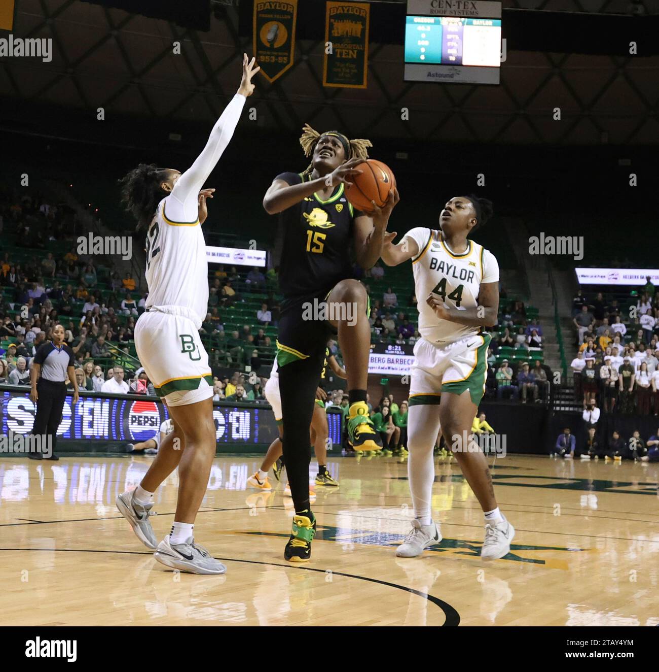 Oregon center Phillipina Kyei attempts a basket between Baylor guard Bella Fontleroy, left, and Dre'Una Edwards, right, in the first half of an NCAA college basketball game, Sunday, Dec. 3, 2023, in Waco,, Texas. (Rod Aydelotte/Waco Tribune-Herald via AP) Banque D'Images