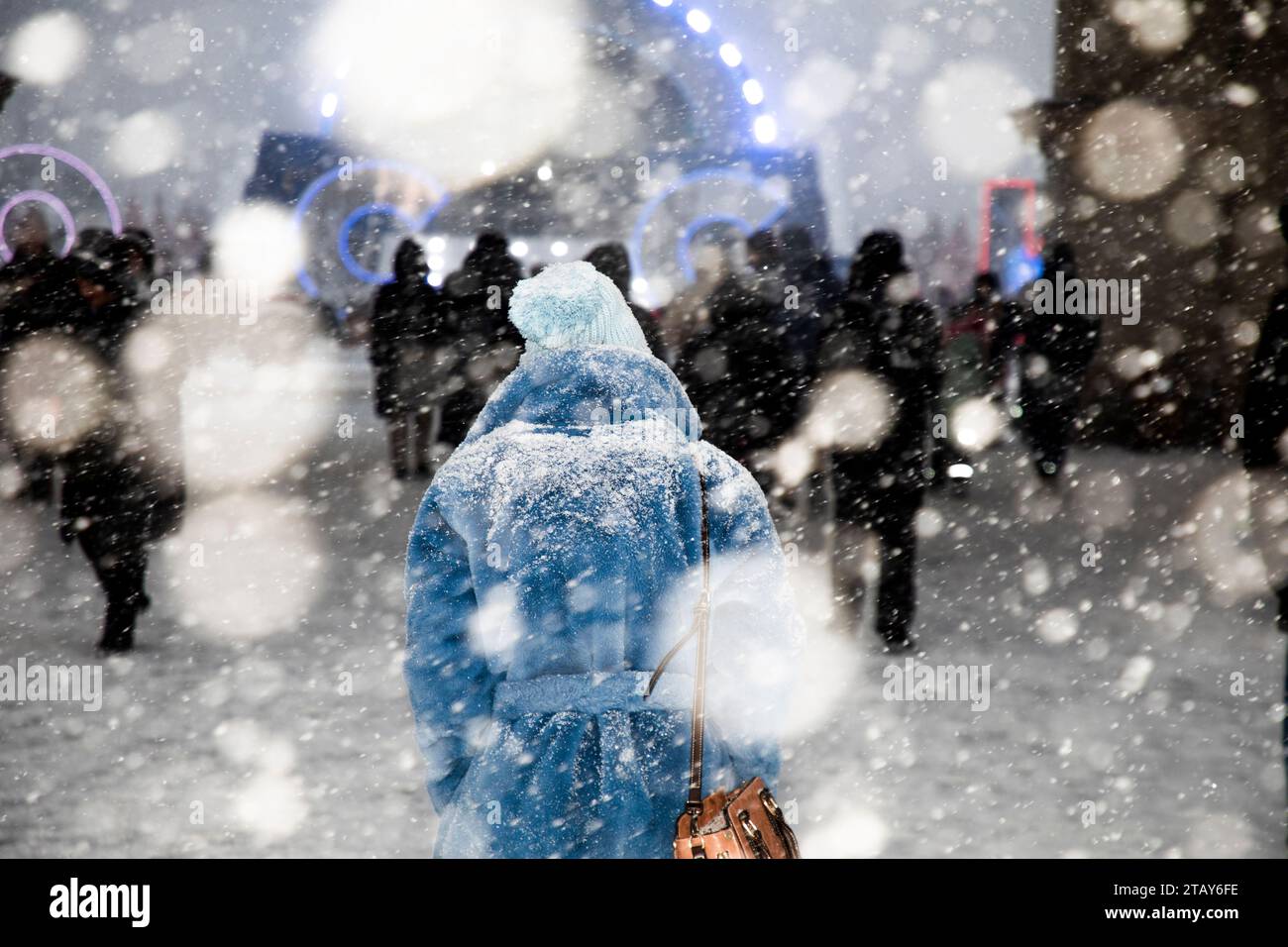 Moscou, Russie. 3 décembre 2023. Les gens marchent pendant les fortes chutes de neige à travers l'arche centrale au centre des expositions VDNH à Moscou, en Russie Banque D'Images