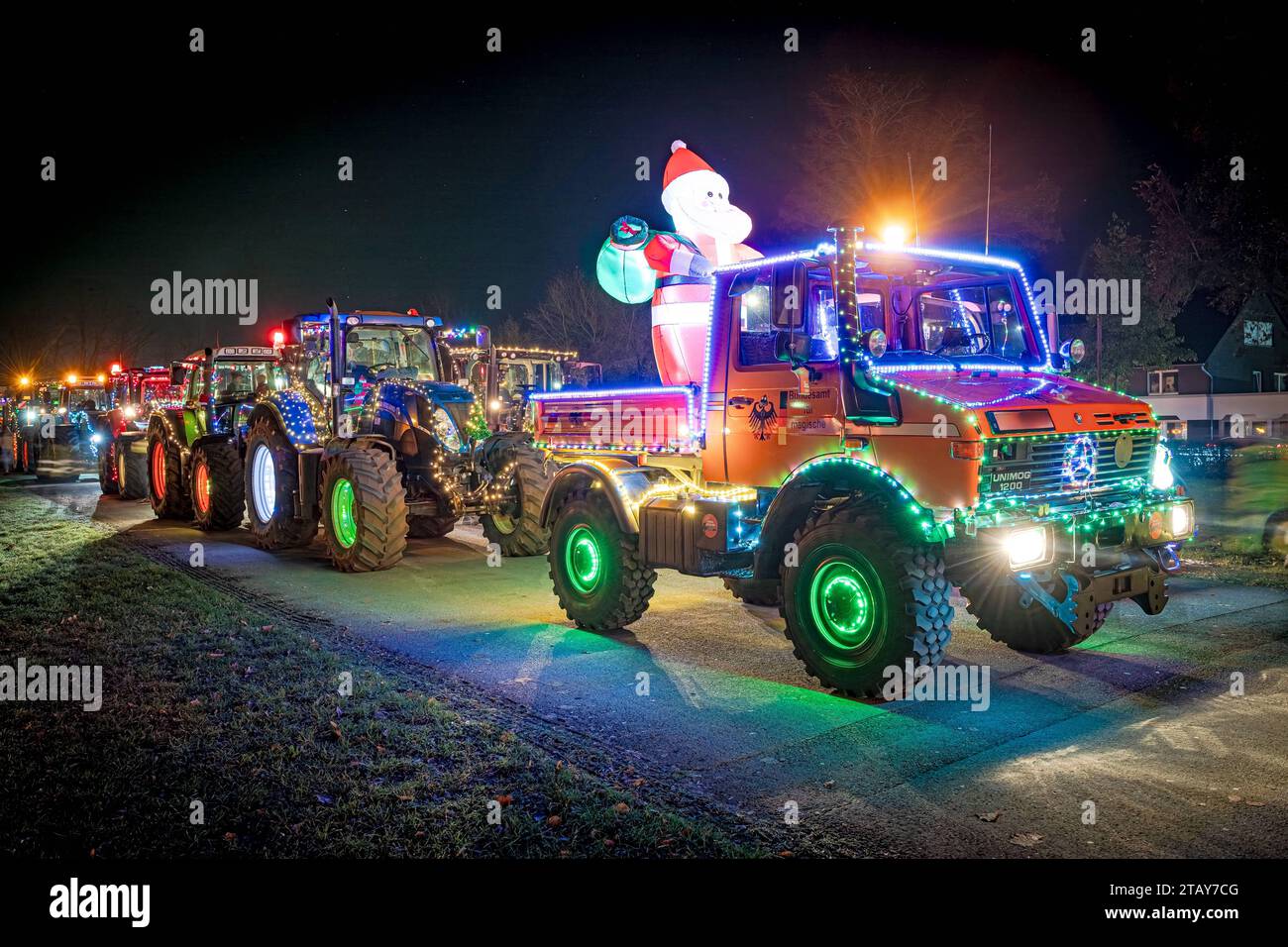 Lichterfahrt - ein Onimog mit beleuchtetem Weihnachtsmann auf der Pritsche, Symbolfoto. In der Adventszeit haben sich in den vergangenen Jahren die sogenannten Lichterfahrten von Landwirten mit ihren Traktoren zu einem Highlight BEI der ländlichen Bevölkerung entwickelt. Dabei fahren die mit zahllosen Lichterketten und bunter Weihnachtsdekoration geschmückten Trakoren im Konvoi oftmals durch mehrere Ortschaften. Dieses Foto entstand am 01. Dezember 2023 auf dem Marktgelände in Diepholz, die Kolonne von insgesamt 88 Schleppern startete dabei in Wagenfeld und fuhr weiter über Rehden und Drebber Banque D'Images