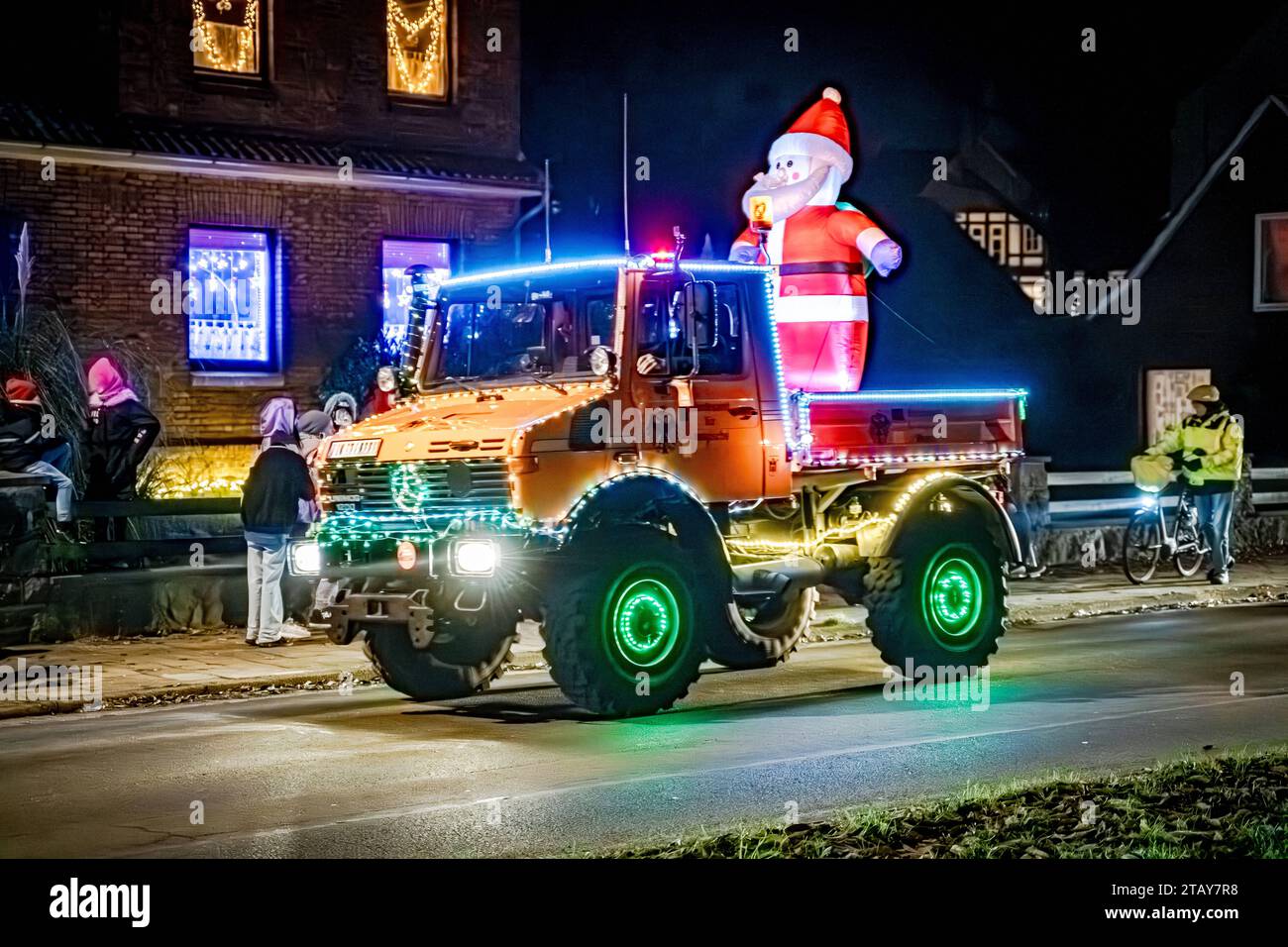 Lichterfahrt - ein Onimog mit beleuchtetem Weihnachtsmann auf der Pritsche, Symbolfoto. In der Adventszeit haben sich in den vergangenen Jahren die sogenannten Lichterfahrten von Landwirten mit ihren Traktoren zu einem Highlight BEI der ländlichen Bevölkerung entwickelt. Dabei fahren die mit zahllosen Lichterketten und bunter Weihnachtsdekoration geschmückten Trakoren im Konvoi oftmals durch mehrere Ortschaften. Dieses Foto entstand am 01. Dezember 2023 auf dem Marktgelände in Diepholz, die Kolonne von insgesamt 88 Schleppern startete dabei in Wagenfeld und fuhr weiter über Rehden und Drebber Banque D'Images