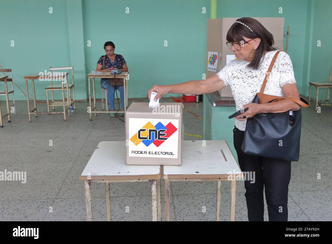 Maracaibo-Venezuela- 03-12-2023- Un vénézuélien entre dans son vote, lors du référendum.. Peu de vénézuéliens tiennent compte de l'appel au référendum convoqué par Th Banque D'Images