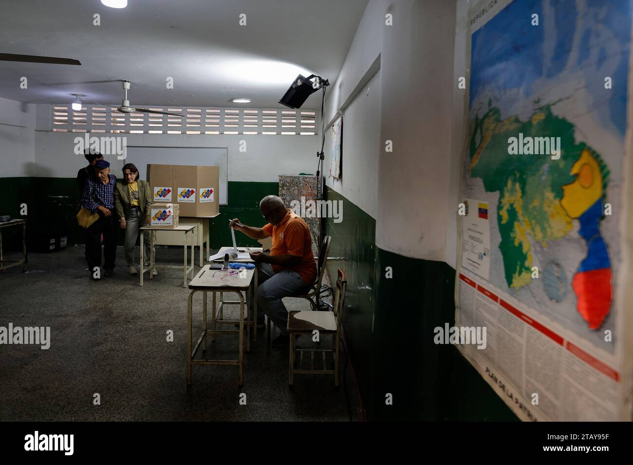 Caracas, Venezuela. 03 décembre 2023. Un couple âgé exerce son droit de vote dans son bureau de vote lors du référendum consultatif sur l'avenir du territoire d'Essequibo disputé avec la Guyane. Dimanche, les citoyens du Venezuela voteront lors d’un référendum sur la question de savoir si leur pays doit annexer les deux tiers de l’État voisin du Guyana. Il s'agit de la région riche en ressources d'Esequibo, que le Venezuela revendique comme territoire depuis plus de 100 ans. Crédit : Jesus Vargas/dpa/Alamy Live News Banque D'Images