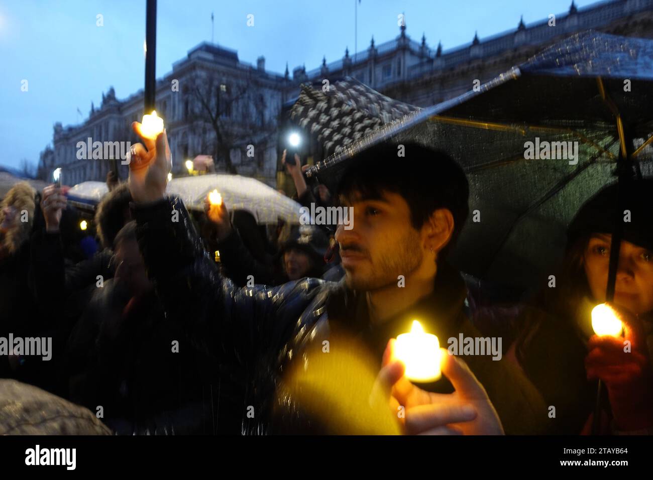 Ensemble 4 Humanity Building Bridges Vigil le 3 décembre 2023 face à Downing Street. Banque D'Images