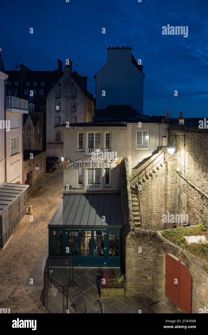 Photographie des rues de la pittoresque ville française de Saint Malo, ruelle et un hôtel brasserie la nuit Banque D'Images