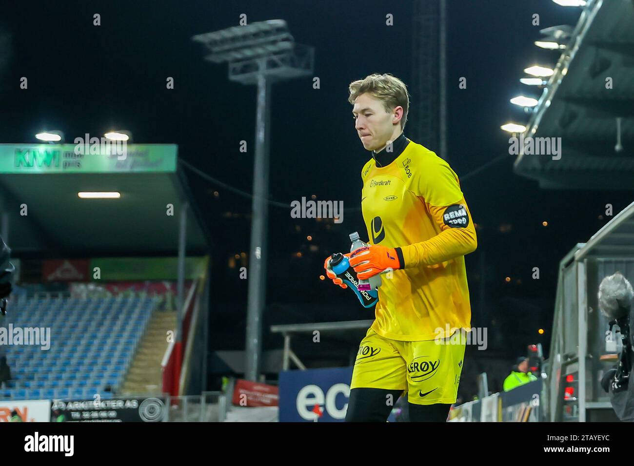 Drammen, Norvège, 03 décembre 2023. Le gardien de but de Brann Mathias Dyngeland entre sur le terrain pour le match Eliteserien entre Strømsgodset et Brann au stade Marienlyst de Drammen. Crédit : Frode Arnesen/Alamy Live News Banque D'Images