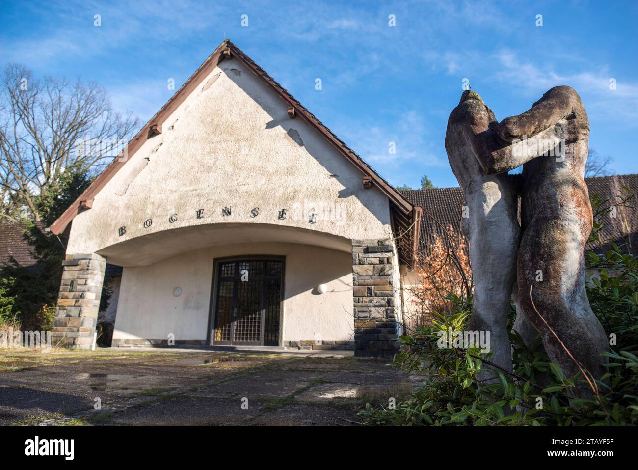 Ancienne villa nazie Goebbels, Allemagne BRD, Brandebourg - Bogensee BEI Wandlitz, 03.2023. Leerstehende ehemaliges Landhaus des Nazi-Reichspropagandaministers Joseph Goebbels. Ancienne maison de campagne du ministre nazi de la propagande Joseph Goebbels. â *** ancienne villa nazie Goebbels, Allemagne BRD, Brandebourg Bogensee près de Wandlitz, 03 2023 ancienne maison de campagne vacante du ministre de la propagande nazie Joseph Goebbels ancienne maison de campagne du ministre nazi de la propagande Joseph Goebbels Â Copyright : MartinxFejer/est&OST Fejer23032509 crédit : Imago/Alamy Live News Banque D'Images