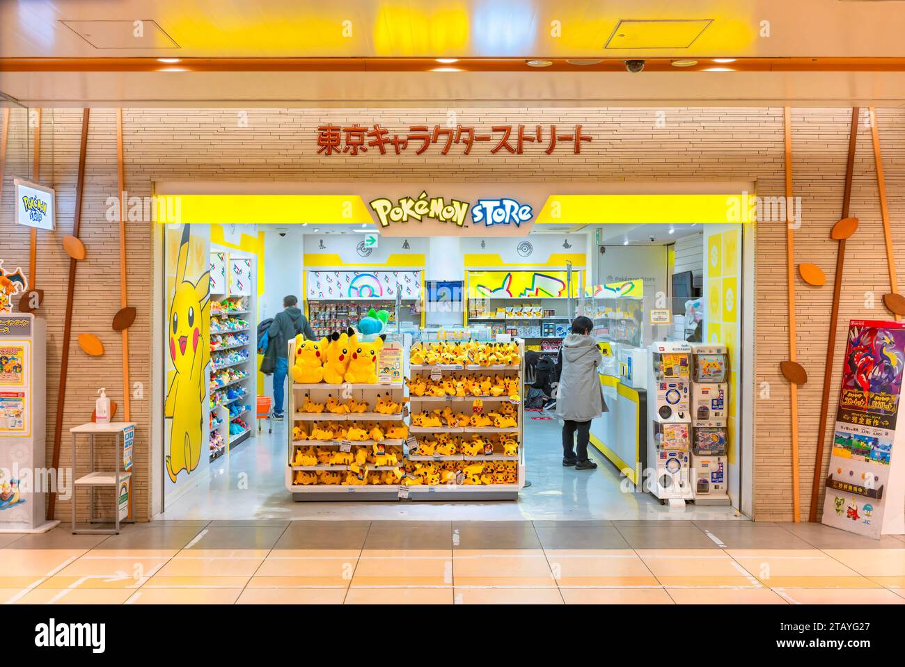 tokyo, harajuku - nov 28 2022 : magasin japonais Pokemon avec des étagères pleines de peluches jaunes de pikachu du manga, anime et jeu vidéo Pocket Monsters Banque D'Images