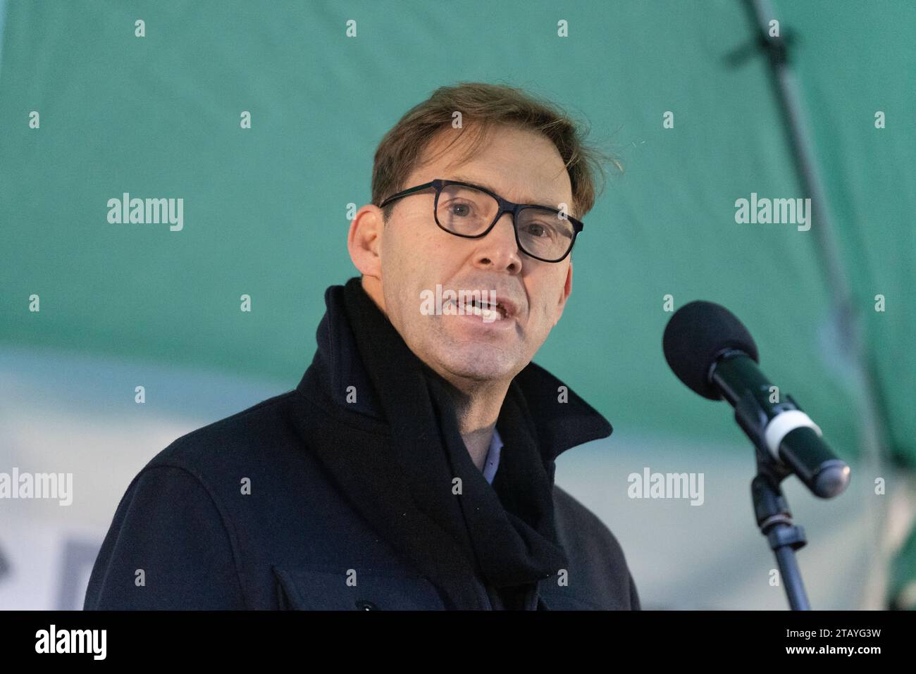 Tobias Ellwood parle à la veillée anti-haine israélienne et palestinienne devant Downing Street sur Whitehall, Westminster, Londres, Angleterre, Royaume-Uni Banque D'Images