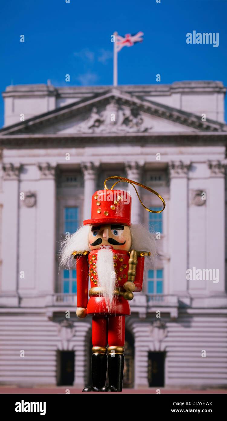Casse-noisettes de Noël debout devant Buckingham Palace Banque D'Images
