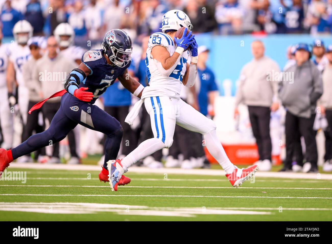 3 décembre 2023 : Azeez Al-Shaair (2), le linebacker des Tennessee Titans, affronte le Tight End des Indianapolis Colts Kylen Granson (83) lors de la seconde moitié d'un match de la NFL entre les Indianapolis Colts et les Tennessee Titans au Nissan Stadium de Nashville TN Steve Roberts/CSM Banque D'Images