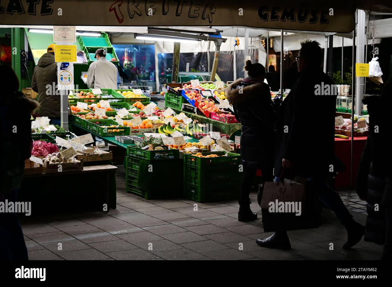 Le célèbre marché vert Viktualienmarkt (Schranne) à Munich dans la soirée Banque D'Images