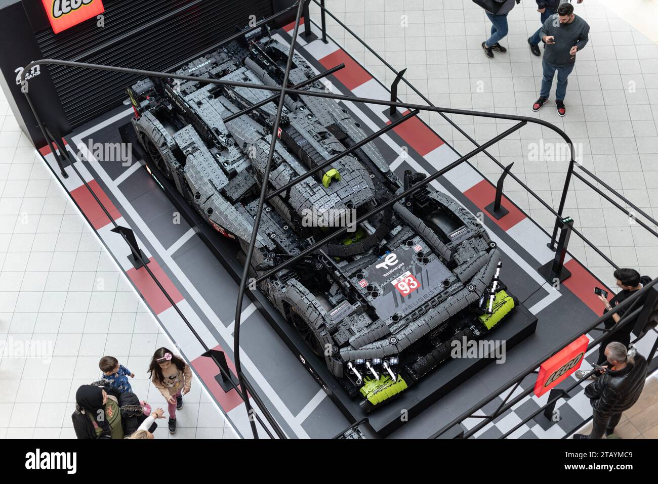 ISTANBUL, TURQUIE - 4 DÉCEMBRE 2023 : LEGO Technic Peugeot 9x8 Hypercar. Un petit modèle de développement, complété en 24 heures de travail, dédié au Mans r Banque D'Images ISTANBUL, TURQUIE - 4 DÉCEMBRE 2023 : LEGO Technic Peugeot 9x8 Hypercar. Un petit modèle de développement, complété en 24 heures de travail, dédié au Mans r Banque D'Images