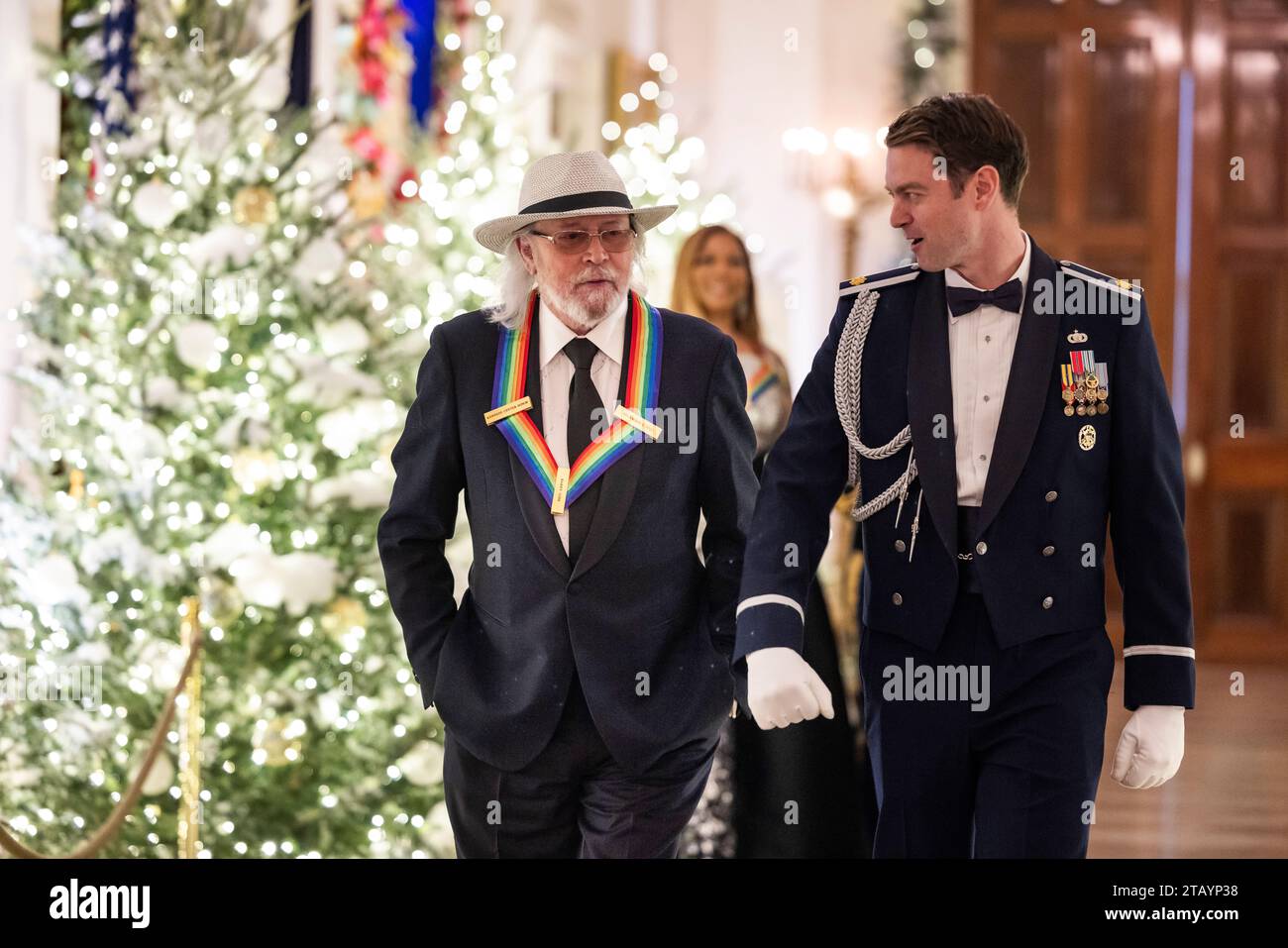 Washington, États-Unis. 03 décembre 2023. L'auteur-compositeur-interprète britannique Barry Gibb (à gauche) arrive à l'East Room où le président américain Joe Biden a accueilli les honneurs du Kennedy Center 2023 à la Maison Blanche à Washington, DC, États-Unis, du 03 au 17 décembre 2023. Les autres récipiendaires du 46e Kennedy Center Honors pour leurs réalisations artistiques à vie incluent l'acteur et comédien Billy Crystal, la soprano Renee Fleming, la chanteuse et actrice Queen Latifah et la chanteuse Dionne Warwick. Crédit : SIPA USA/Alamy Live News Banque D'Images