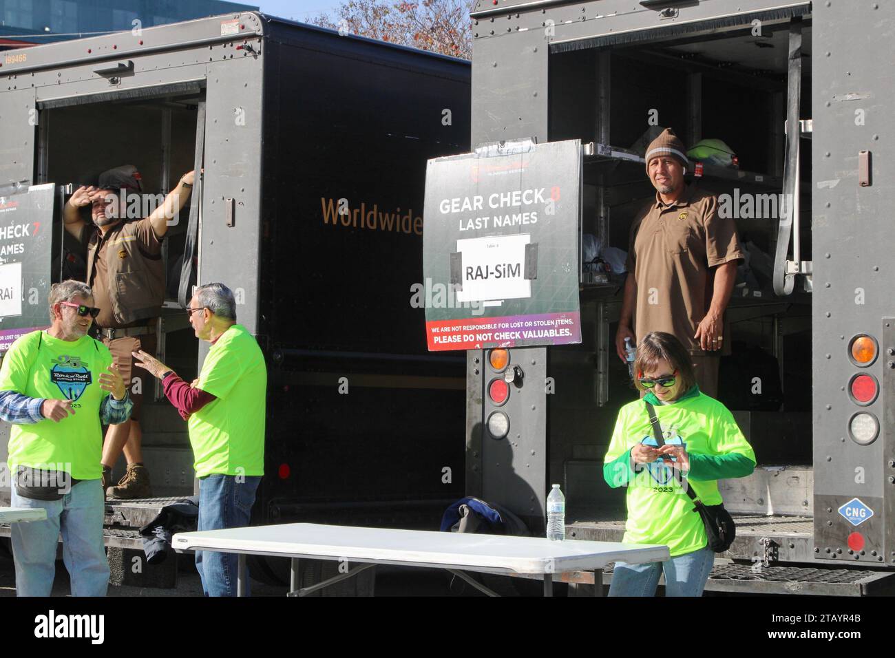 Des volontaires présents au Rock 'N' Roll Marathon à San Antonio, Texas, USA, le 3 décembre 2023. Le Rock 'N' Roll Marathon fait partie de la série Rock 'N' Roll Running qui a lieu aux États-Unis et à l'étranger. La série est une collection d'événements de course sur route détenus et exploités par le groupe concurrent du groupe IRONMAN, qui fait partie d'Advanced Publications. En 2014, Yvette Joy Liebesman a poursuivi Competitor Group, alléguant une violation de la Fair Labor Standards Act dans le traitement des volontaires dans leur St. Course Louis en 2012. Le recours collectif prétend que la société s'associe à des organismes de bienfaisance pour créer Banque D'Images