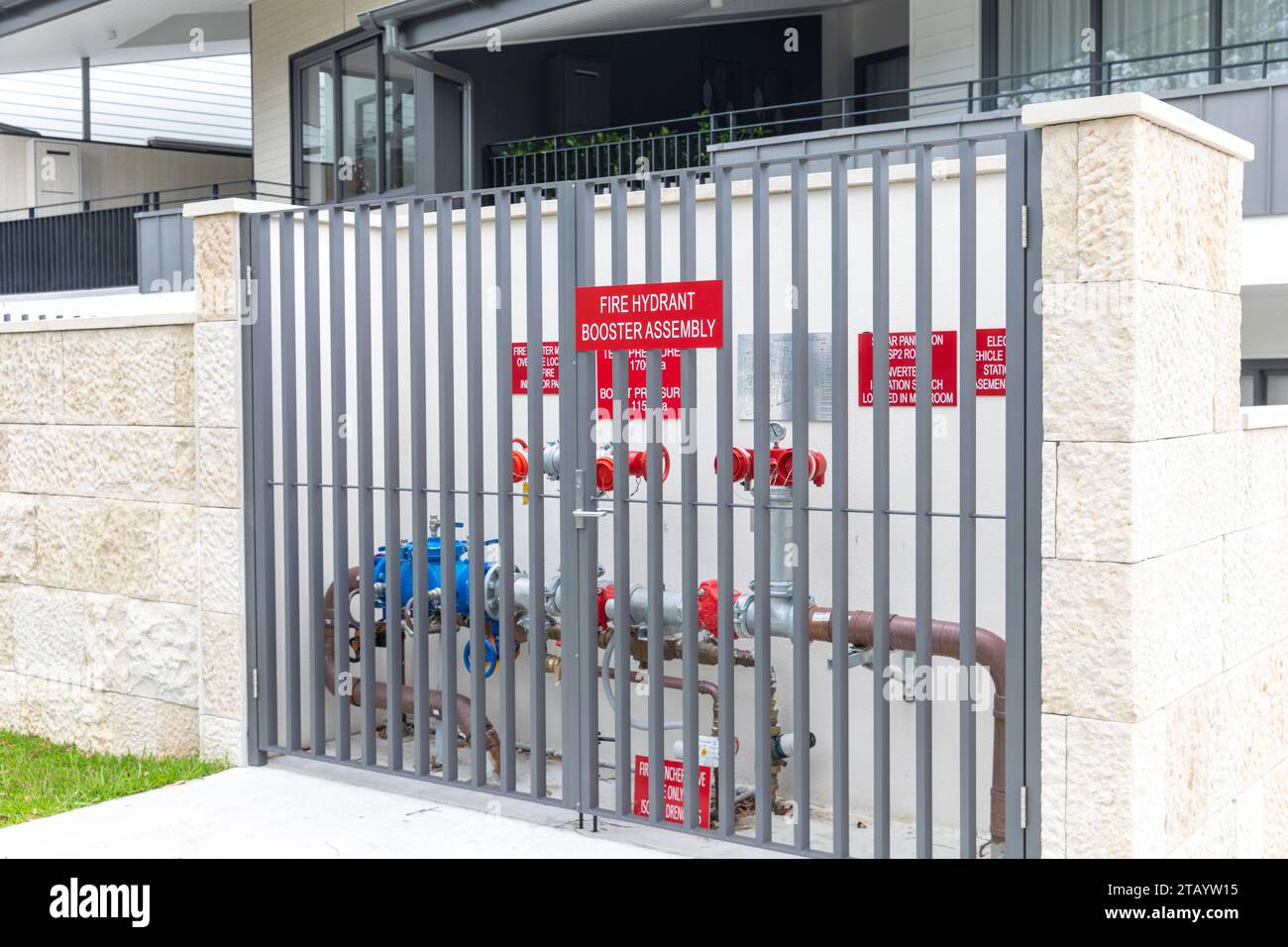 Australie, alimentation de booster de bouche d'incendie derrière les portes d'un nouveau développement résidentiel d'appartements à Mona Vale, Sydney, Australie Banque D'Images